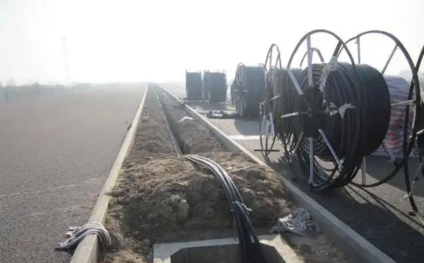 靖远光缆施工如何应对复杂地形布线难题？